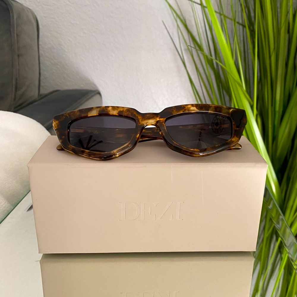 Dezi On Read Tortoise Sunglasses